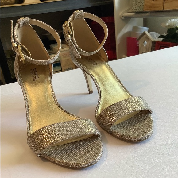 Gorgeous MK gold specked 3” sandal - Picture 8 of 12